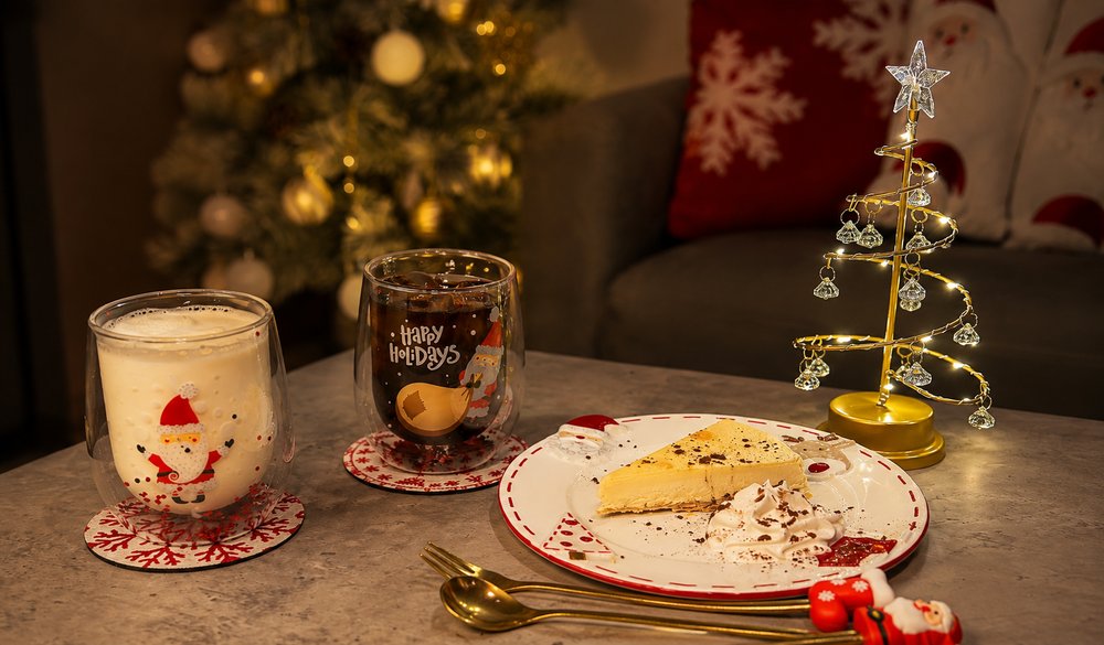 ケーキ:クリスマス装飾のチーズケーキとドリンク